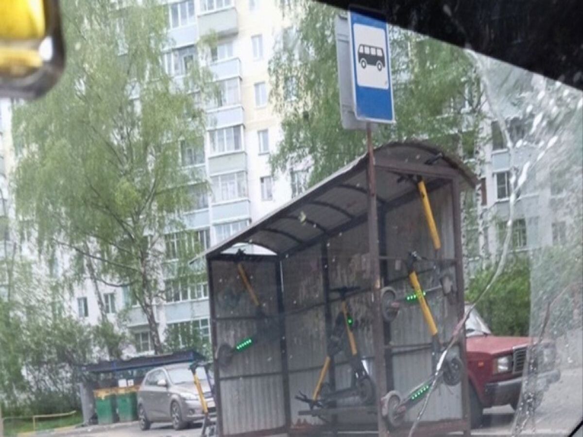 В Рязани неизвестные горожане «украсили» остановку общественного транспорта электросамокатами