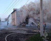 В Боровичах загорелся двухэтажный жилой дом