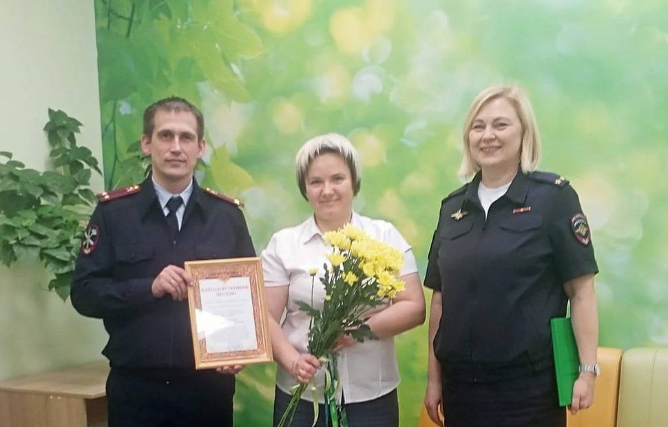 Сотрудница окуловского банка уберегла клиентку от атаки дистанционных мошенников