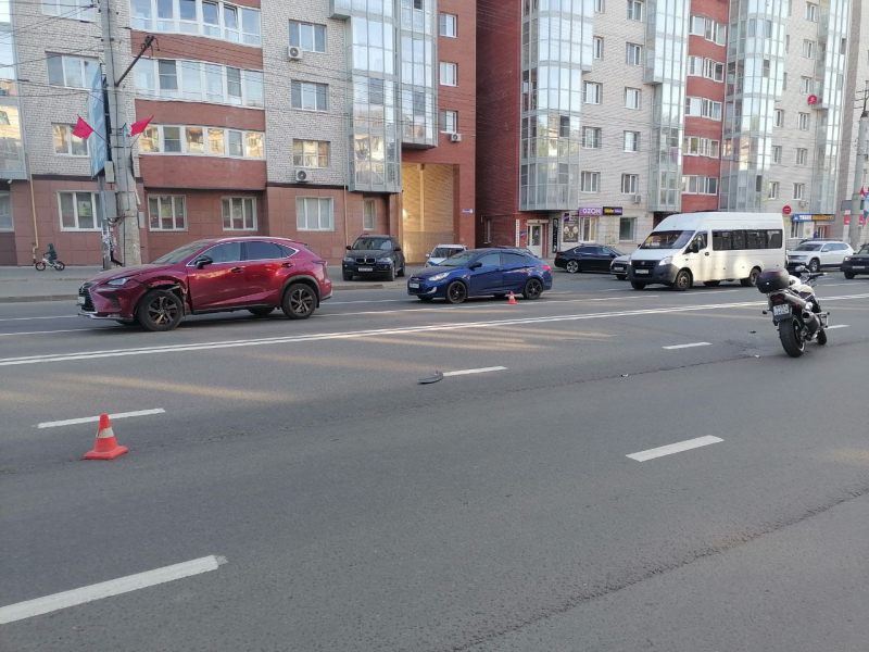 Смолянка на «Лексусе» не уступила дорогу мотоциклисту – он в больнице с травмами