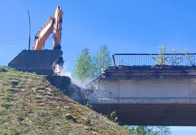 Остатки Панинского путепровода начали сносить в Вязьме после обрушения