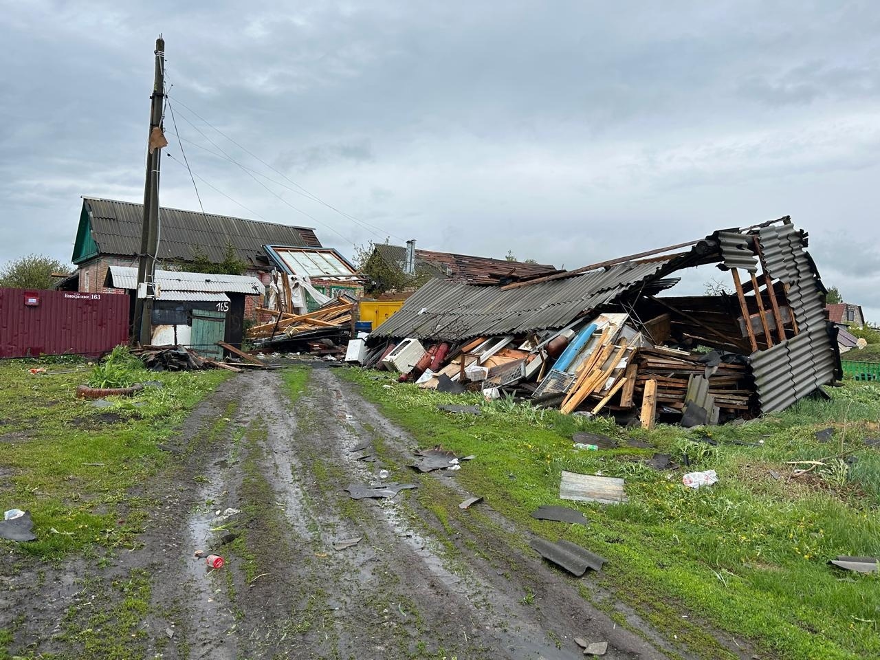 В Тульской области снесенная ураганом крыша раздавила сарай и машину