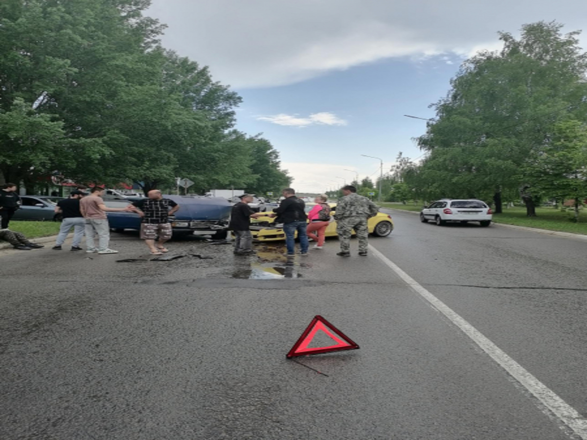 В городе Новомичуринск Рязанской области иномарка столкнулась с «семеркой»