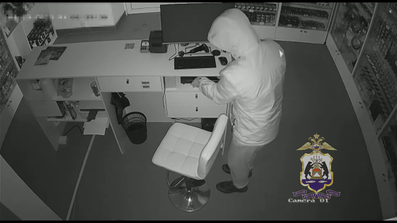 Боровичский вор брал всё: от шоколадок до денег