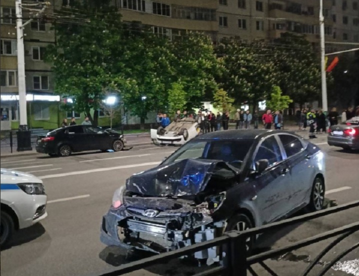 В центре Тамбова в ДТП перевернулось такси и разбились четыре авто