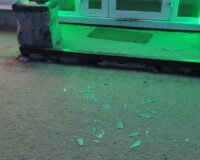 В Новгороде умерла 3-летняя девочка, на которую подросток с 5 этажа сбросил кусок стекла