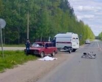 В посёлке Парфино после столкновения с автомобилем погиб велосипедист