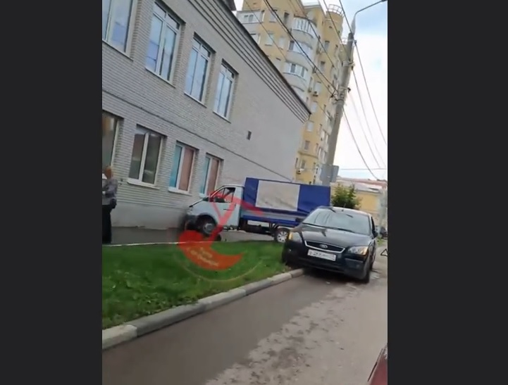 В Туле грузовая «Газель» врезалась в иномарку, а потом в стену школы