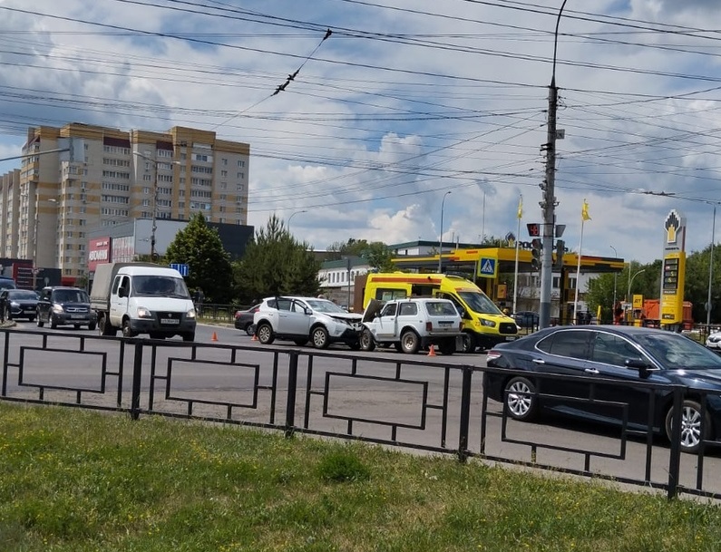 В Тамбове на Мичуринской Toyota RAV4 на светофоре протаранила «Ниву»