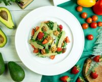 Еда на белой тарелке выглядит свежей и вкусной