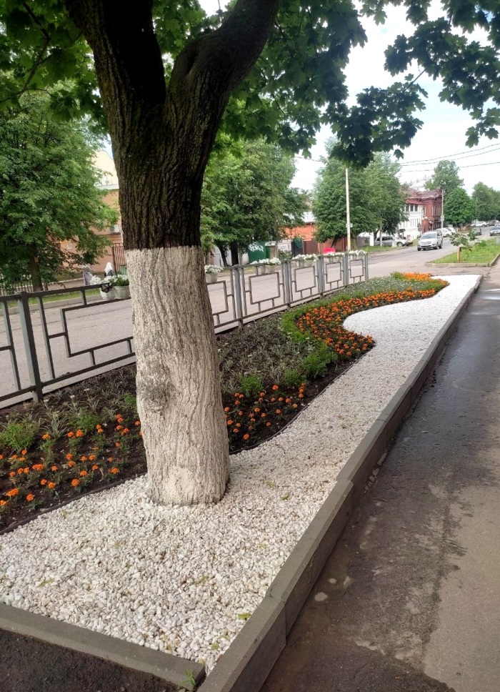 В Иванове украсили цветами и мраморной крошкой скверик Майорова