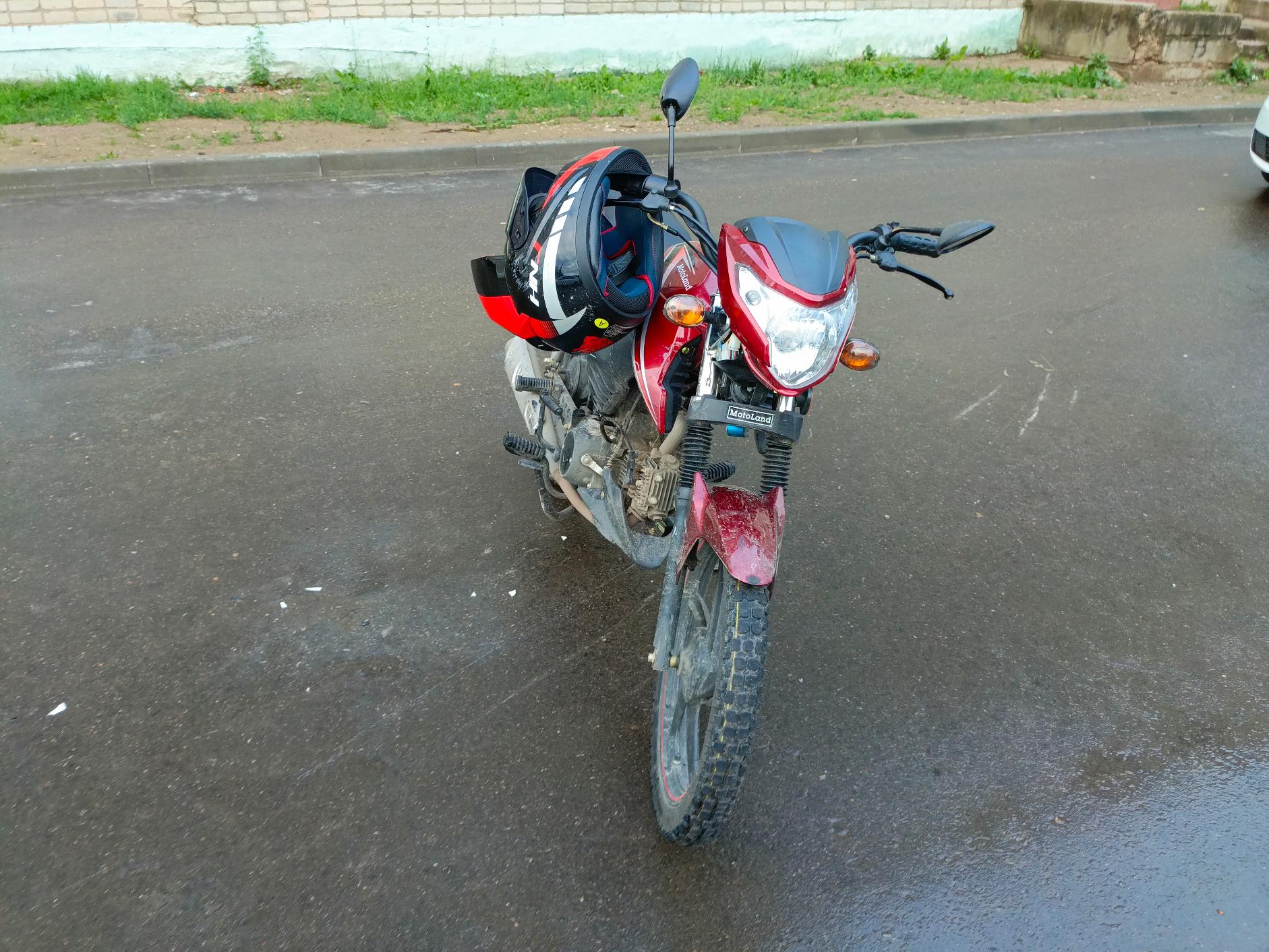 Школьница опрокинулась на мопеде в Смоленской области – девочка жива