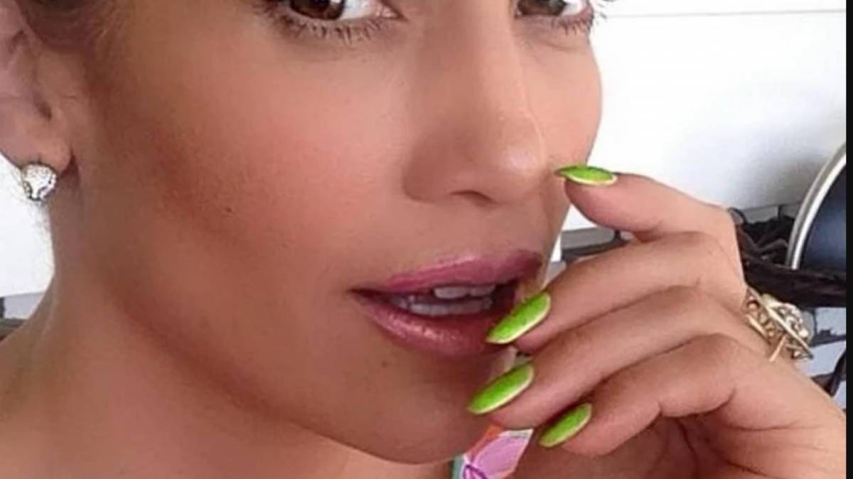 Изюминка этого маникюра - в желтой рамке вокруг лаймового оттенка