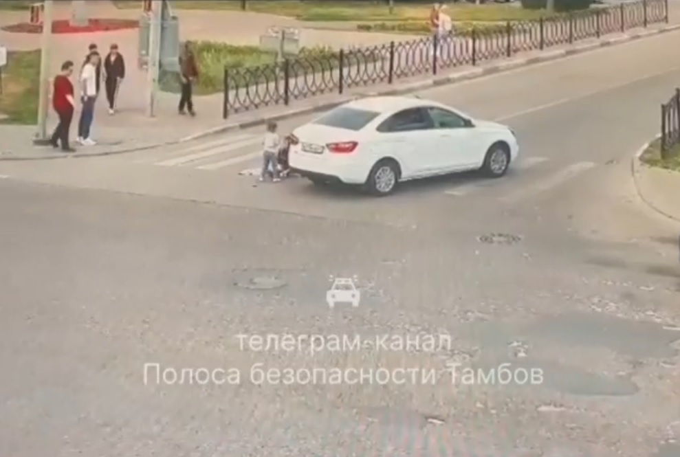 В центре Тамбова на перекрестке «Лада Веста» сбила бабушку и внучку