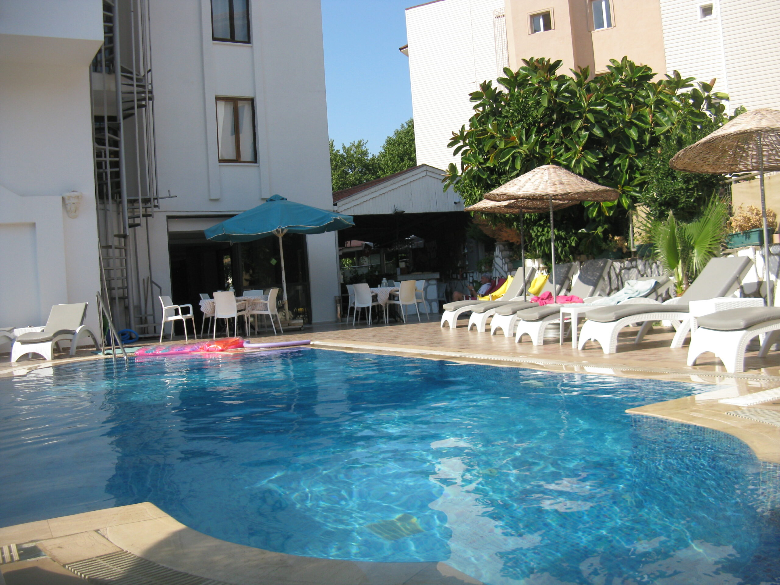 Выпустят ли моего сына за границу, если у него есть долг по налогам?