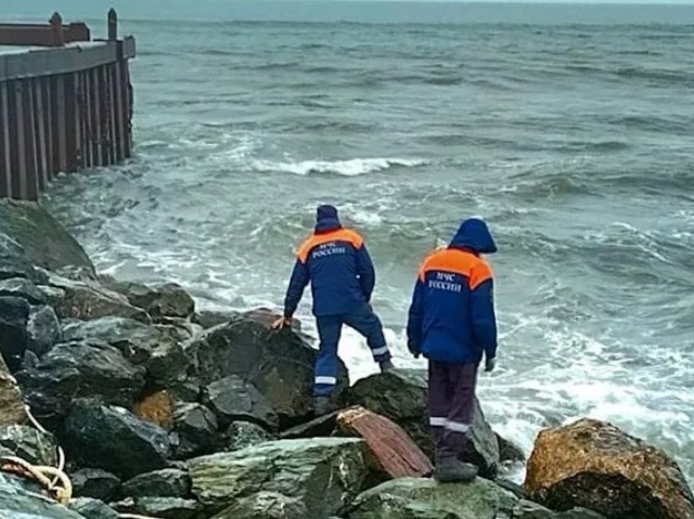 смыло волной