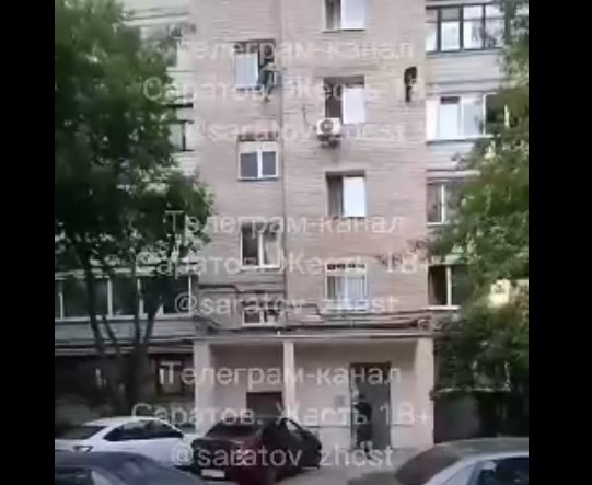 женщина в окне