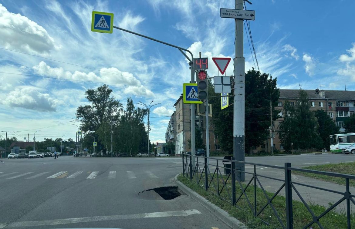 В Тамбове на улице Гастелло напротив авторынка провалился асфальт