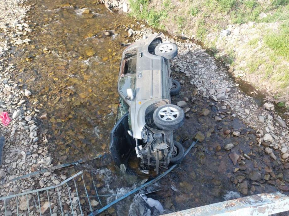 упал в реку