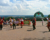 В честь владимирской вишни поют и танцуют