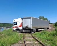 грузовик и тепловоз