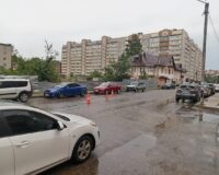 В Смоленске 14-летний самокатчик вылетел на проезжую часть и устроил ДТП