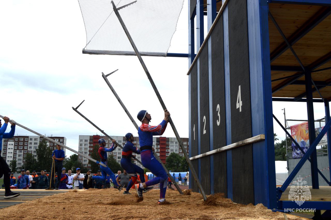 Межрегиональные соревнования по пожарно-спасательному спорту начались в Великом Новгороде