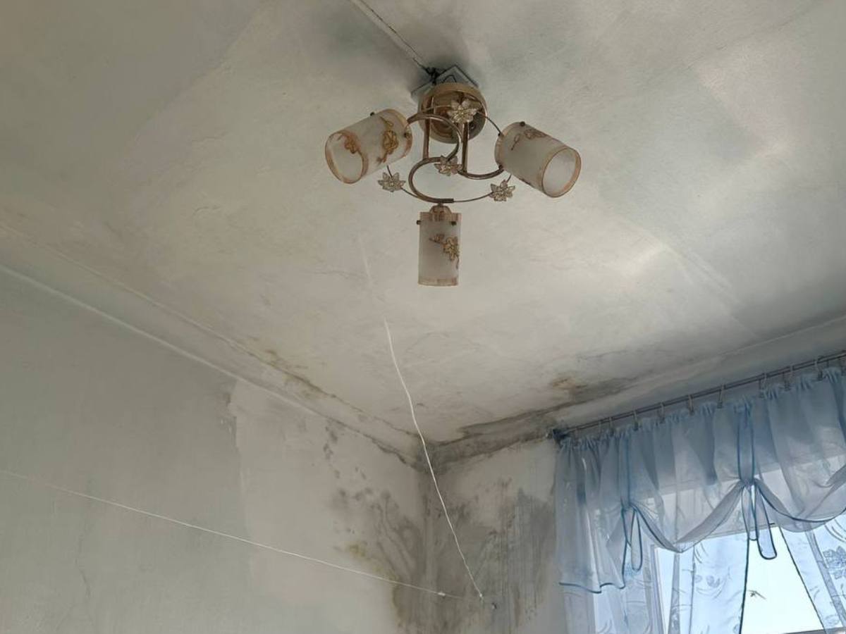 квартиру 99-летней бабушки топит из-за разобранной крыши