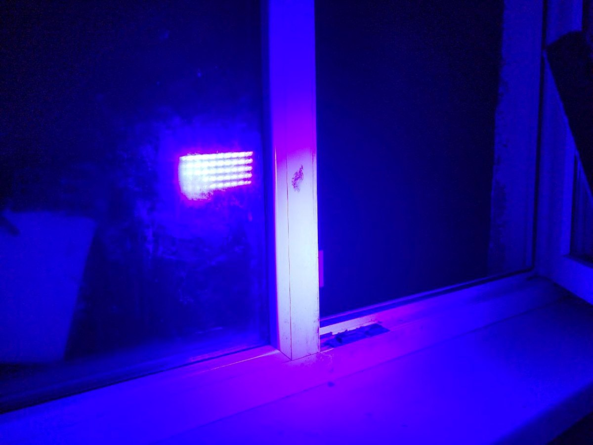 ребенок сорвался с подоконника и погиб