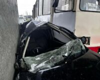 машину зажало между опорой моста и трамваем