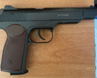 В Великом Новгороде задержан налётчик с пневматическим пистолетом