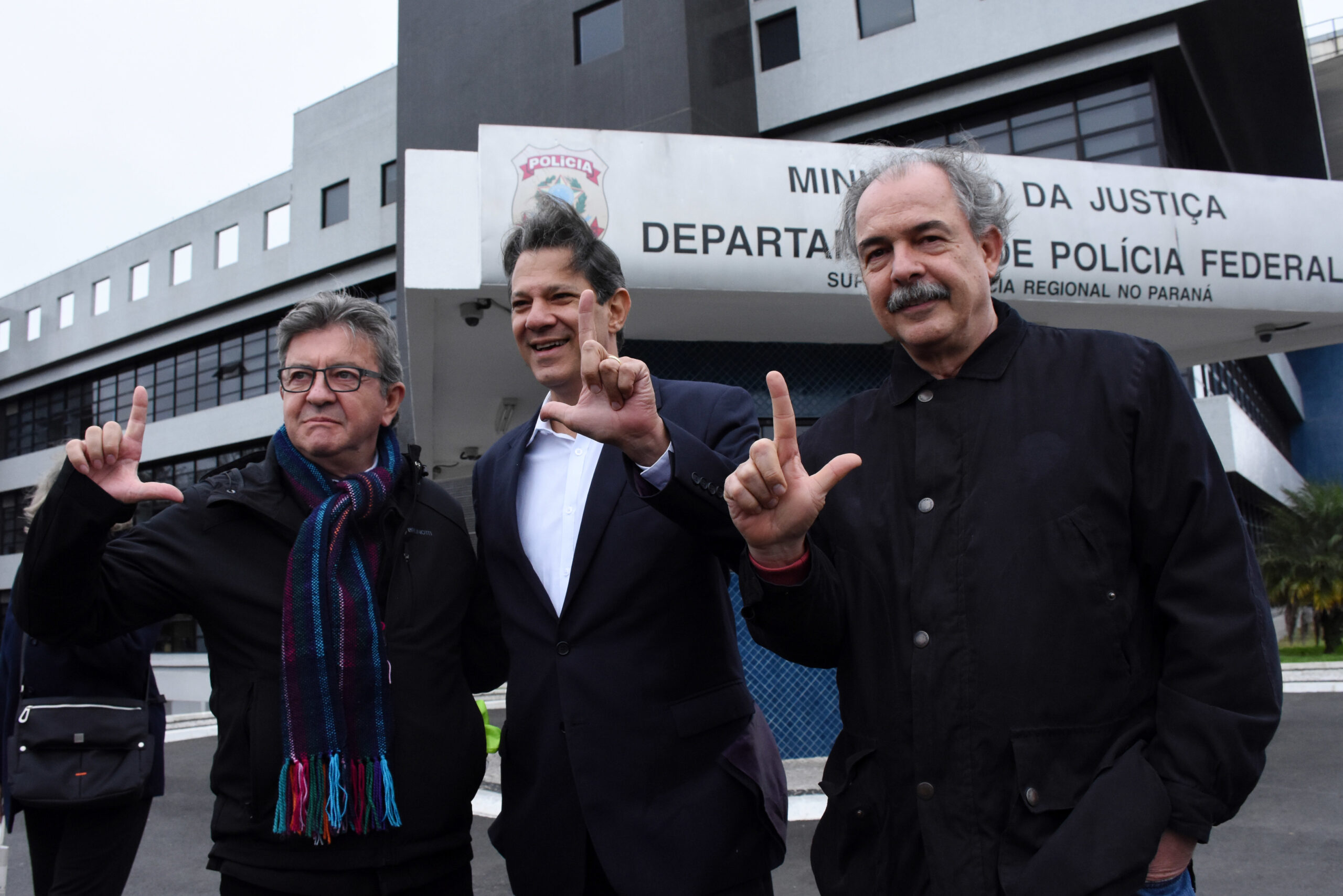 Бывший президент Луис Инасиу Лула да Силва принял в четверг (5) визит лидера и основателя движения France Insubmissa Жана-Люка Маленшона. Меланшон, который был кандидатом на последних президентских выборах во Франции, осудил на международном уровне незаконность ареста Лулы и его предвыборные политические цели