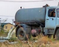 сливает нечистоты