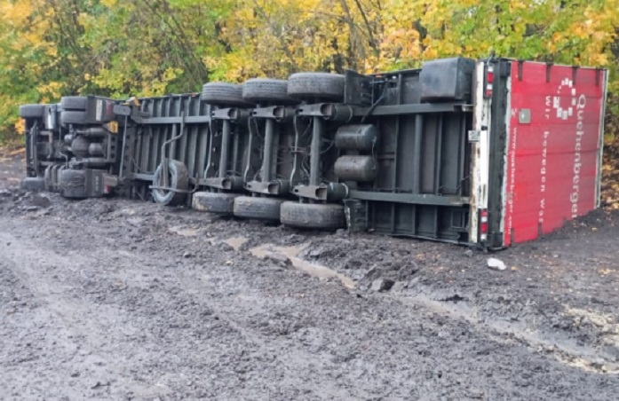 В Тамбовской области фура с прицепом перевернулась на бок в кювет