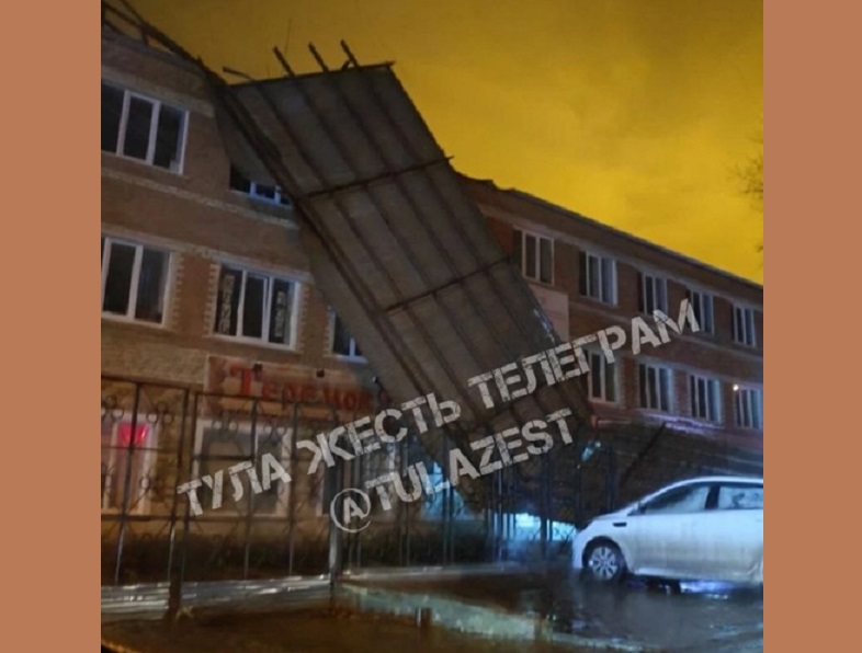 В Тульской области ураганный ветер снес крышу с трехэтажного здания фабрики