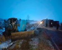 В Тульской области прицеп «КамАЗа» снес с дороги трактор и перевернулся