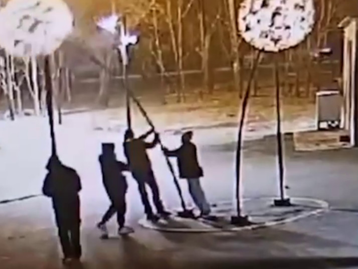 разгромили зимний городок