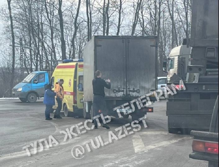 В Туле «скорая» на повороте на «Тулачермет» врезалась в «Газель»