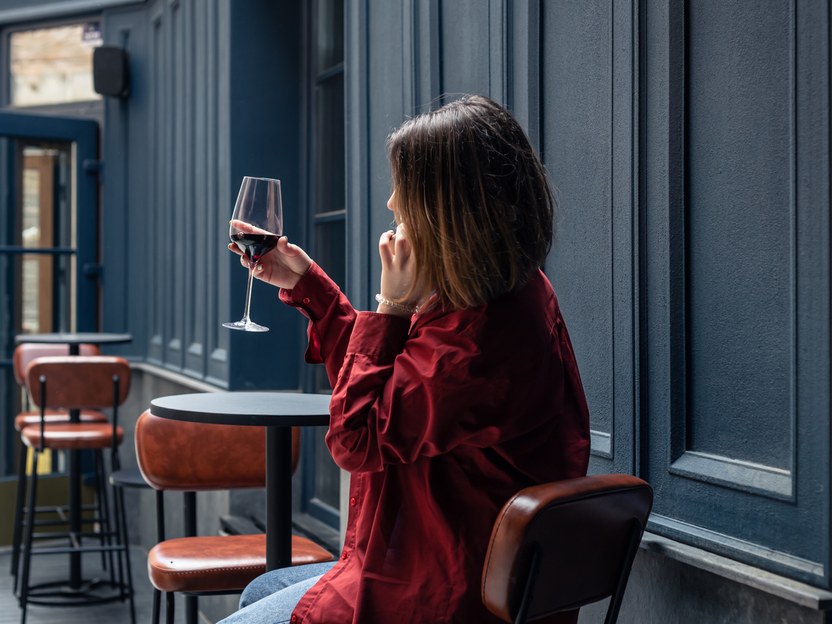 Девушка с бокалом