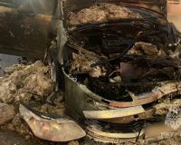 В Иванове неравнодушные жители закидали снегом загоревшуюся иномарку