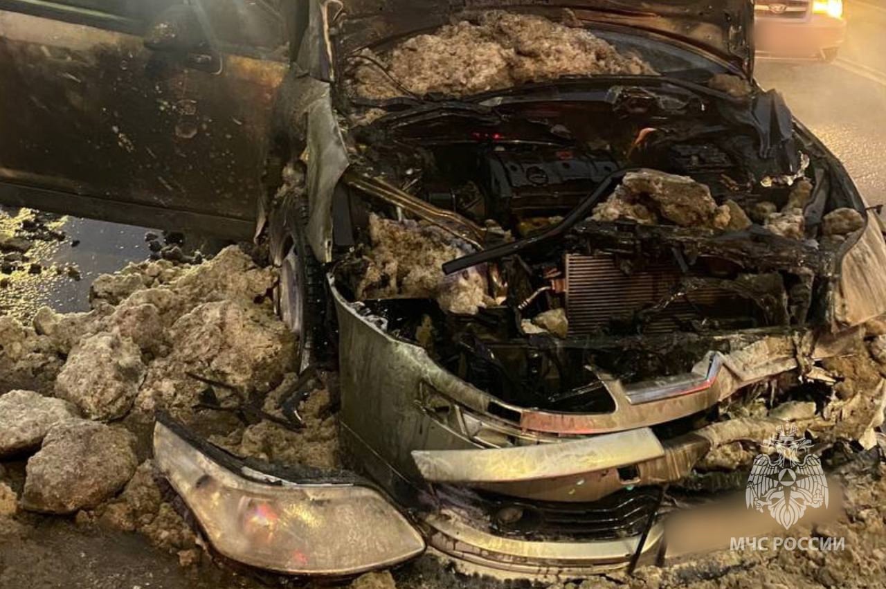 В Иванове неравнодушные жители закидали снегом загоревшуюся иномарку