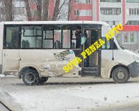 zhestkaya-avariya-v-penze-marshrutka-stolknulas-so-snegouborochnoy-tehnikoy10102928650