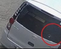 стрелял по машинам