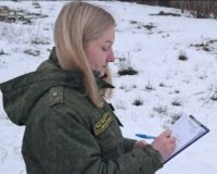 мужчина вмерз в лед