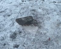 наледь упала на ребенка