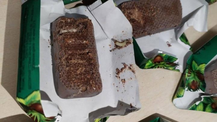 червь в конфете