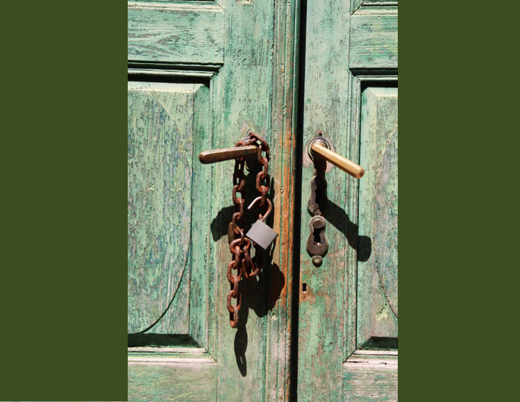 В Туле парочка взломала дверь у знакомой и украла икону и телевизор