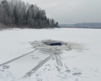 автомобиль ушел под лед