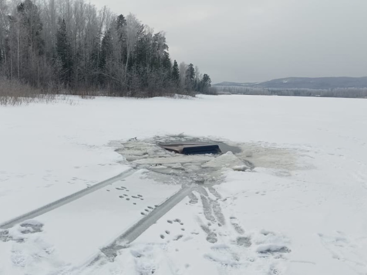 автомобиль ушел под лед