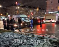 В Туле в ехавшую с мигалками скорую врезалось такси с пассажиром